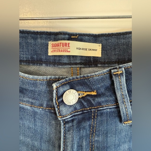 Levi Signature Women’s High Rise Skinny Jeans - Size 12 - Picture 3 of 7